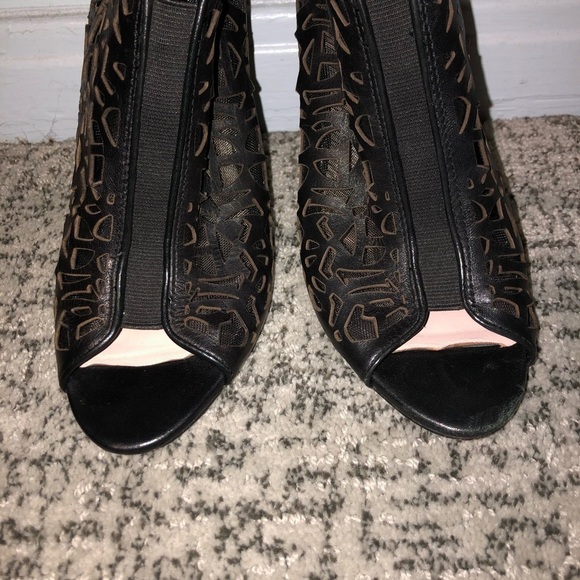 Vince Camuto Black Laser Cut Leather Peep Toe Heels Size 7.5 - Picture 4 of 9